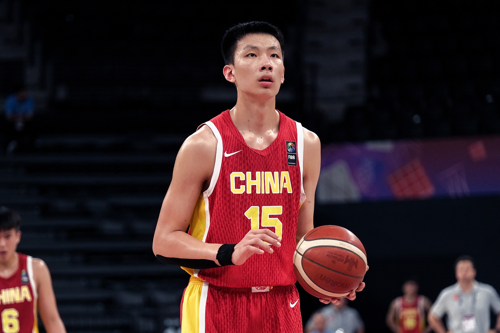 媒体人：今天的哨子太过分了 这是我们近十年来最接近冠军的一次